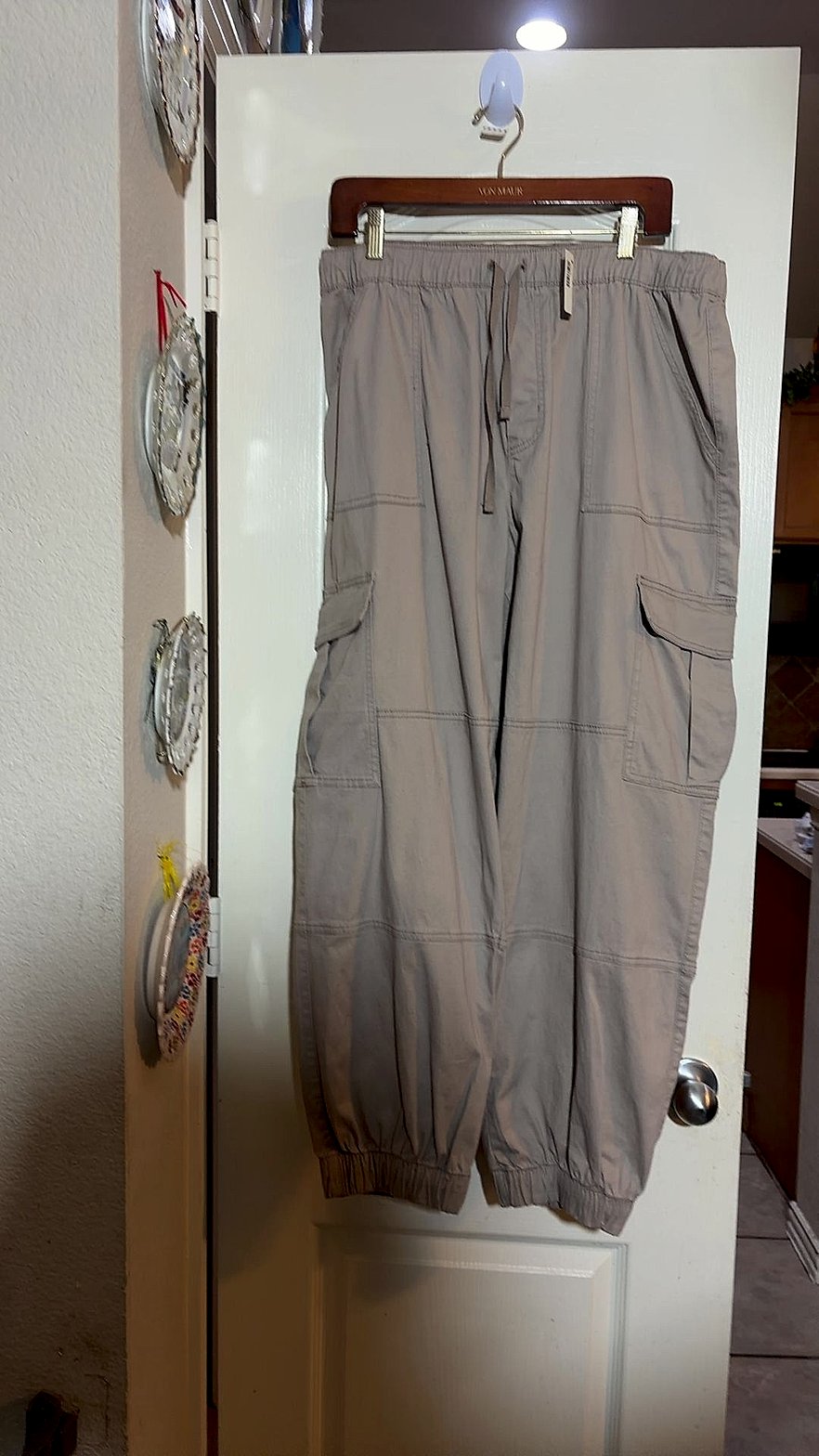 Aeropostale Men's Cargo Jogger Pants, Taupe/Khaki, Size XL, NWT