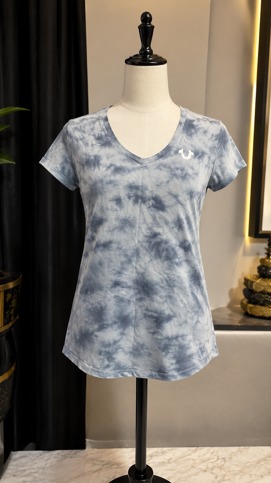 True Religion Women's Tie-Dye V-Neck T-Shirt Horseshoe Logo Very Good