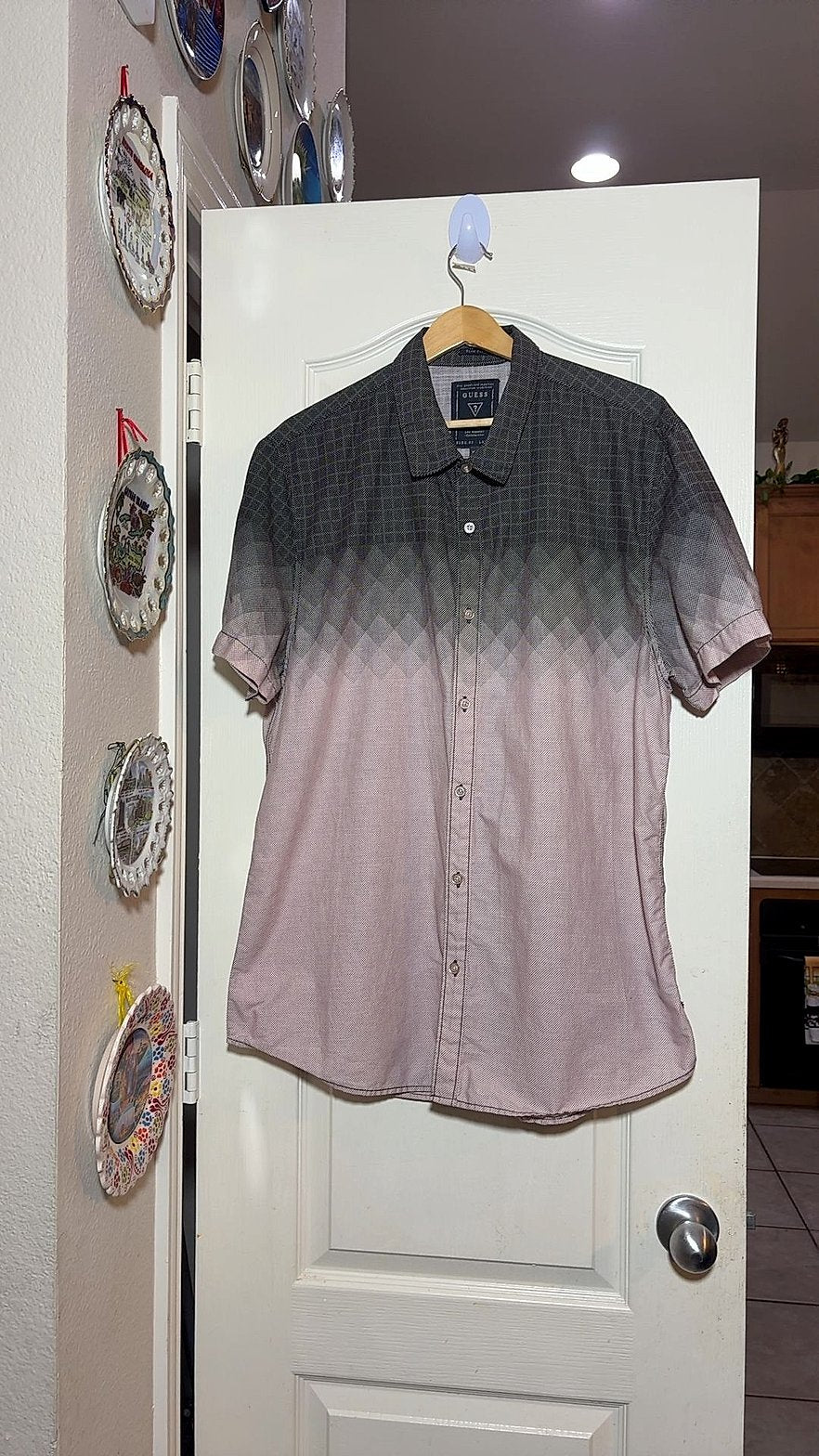 Guess Men's Slim Fit Shirt XL Gray Pink Ombre Diamond Print Short Sleeve Button