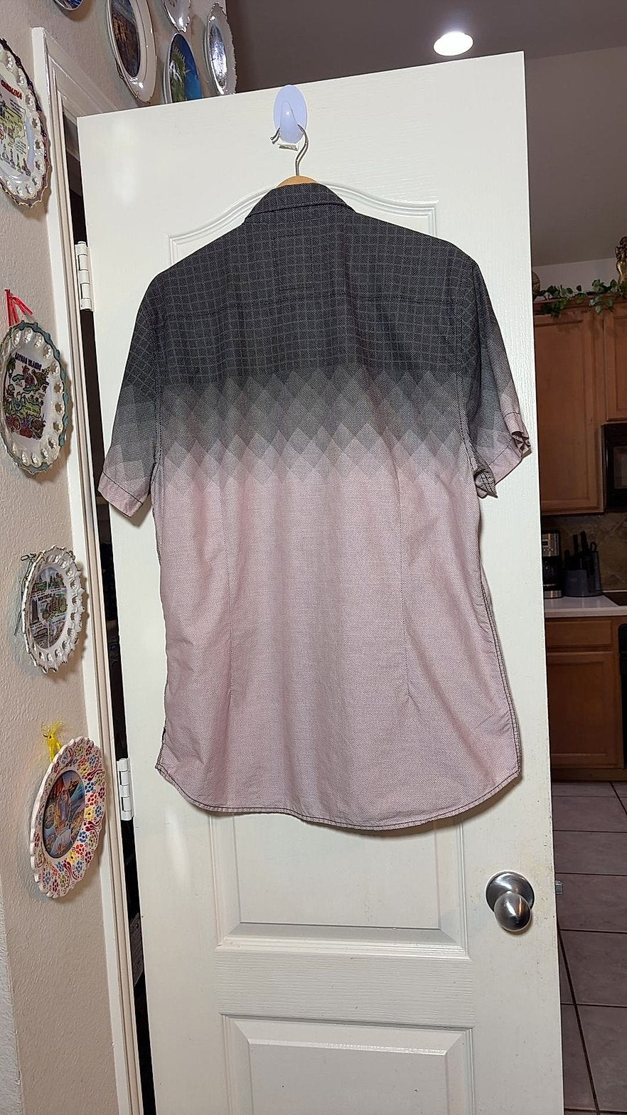 Guess Men's Slim Fit Shirt XL Gray Pink Ombre Diamond Print Short Sleeve Button