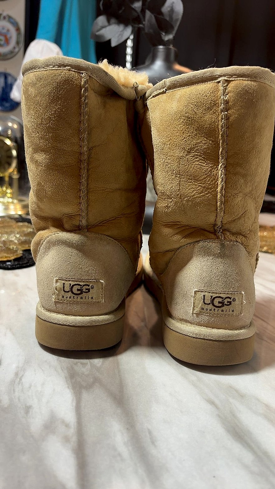 UGG Australia Classic Short Boots in Chestnut Suede